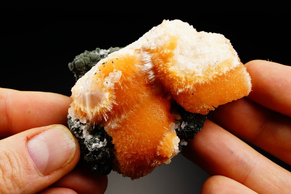 TOP MESOLITE com THOMSONITE exemplar de alta qualidade e cor vívida - Altura: 9.5 cm - Largura: 5.7 cm- 219 g #3.2