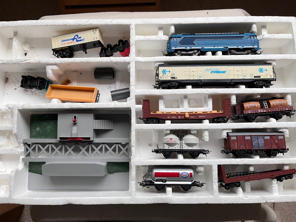 Lima H0轨 - 火车组 (11) - Lima H0套装，包括柴油机车、多个货车车厢、两辆货车和塑料。 - SNCF, FS #3.2