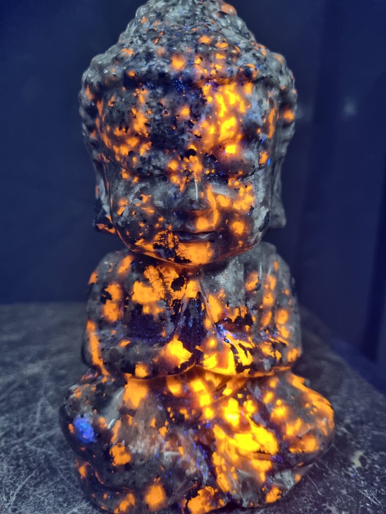 Μεγάλος Yooperlite βούδας, αντιδραστικός σε UV. - Ύψος: 149 mm - Πλάτος: 85 mm- 1064 g #2.1