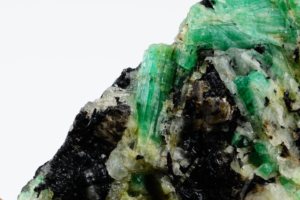 荧光祖母绿配黑碧玺——独特 无底价 - 高度: 7 cm - 宽度: 4.5 cm- 142 g #1.0