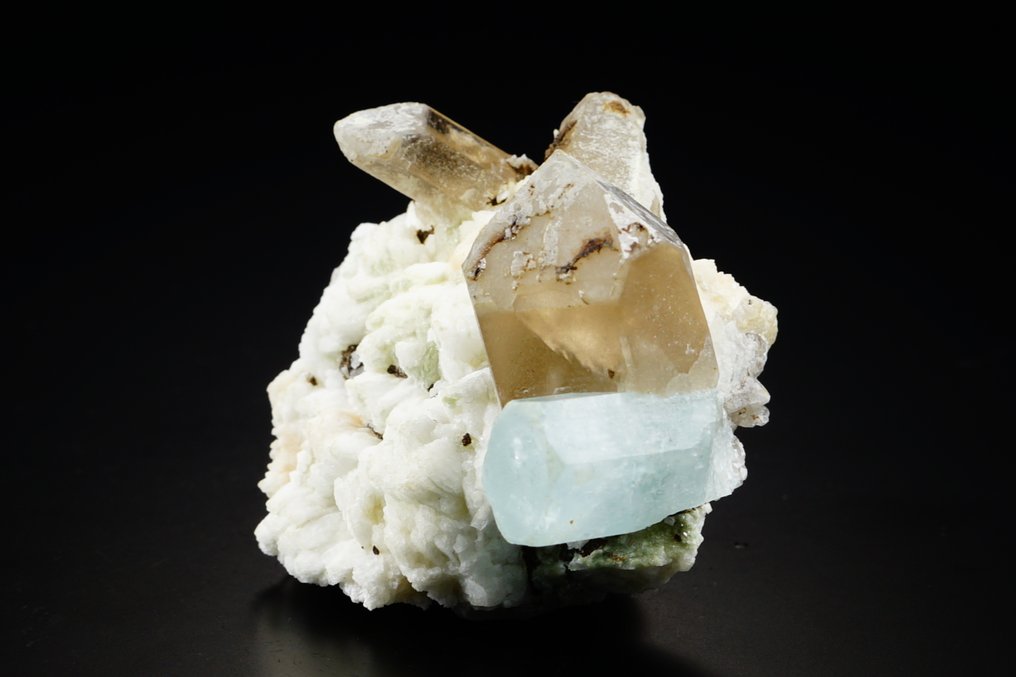 Égkék akvamarín füstkvarcval, albittal alkotott mátrixon. nincs minimár ár - Magasság: 4.7 cm - Szélesség: 4.5 cm- 52 g #1.0