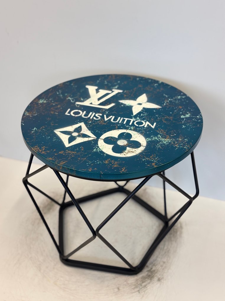 Rob VanMore - Tea-Time on LV Table - ø40cm #1.0