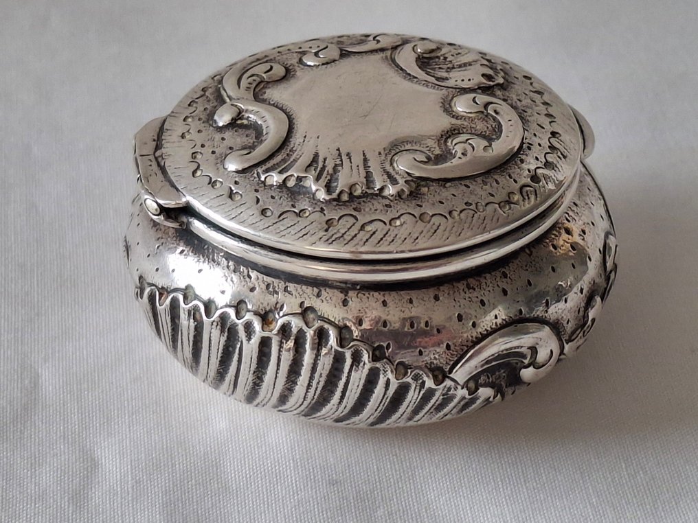 Snuff box - Snuff- or pill box, possibly from the late 18th century, in repoussé style originating from the - .925 silver - Snuff or pill box 18th #2.1