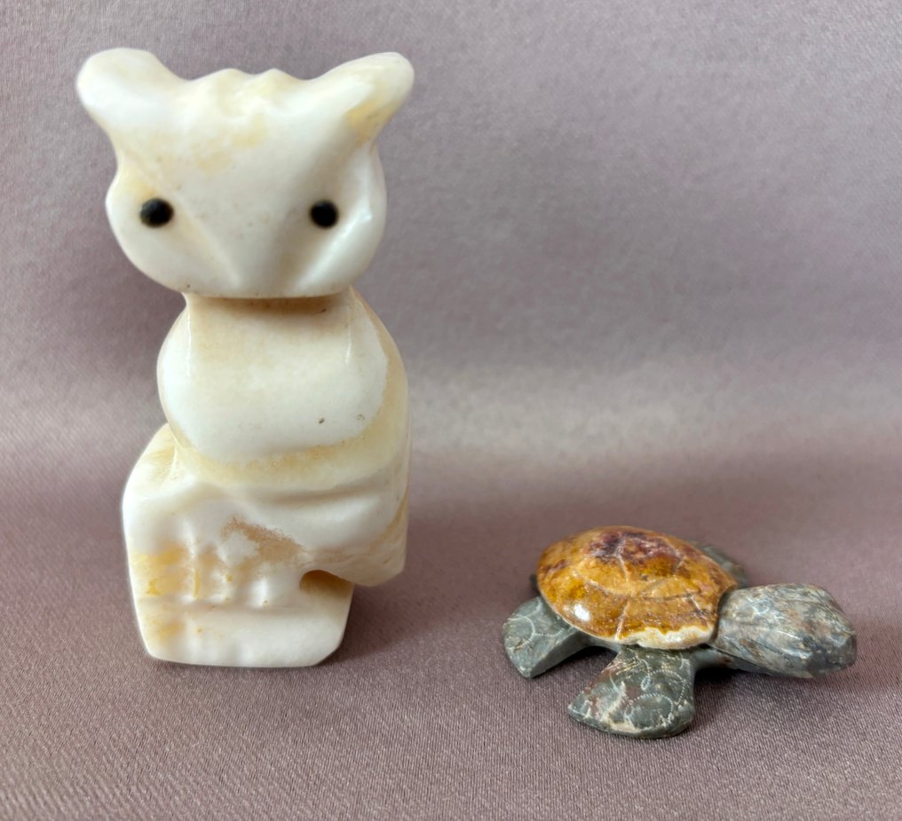 Tema-samling - Samling skurna mineral- och djurfigurer i låda. #2.1