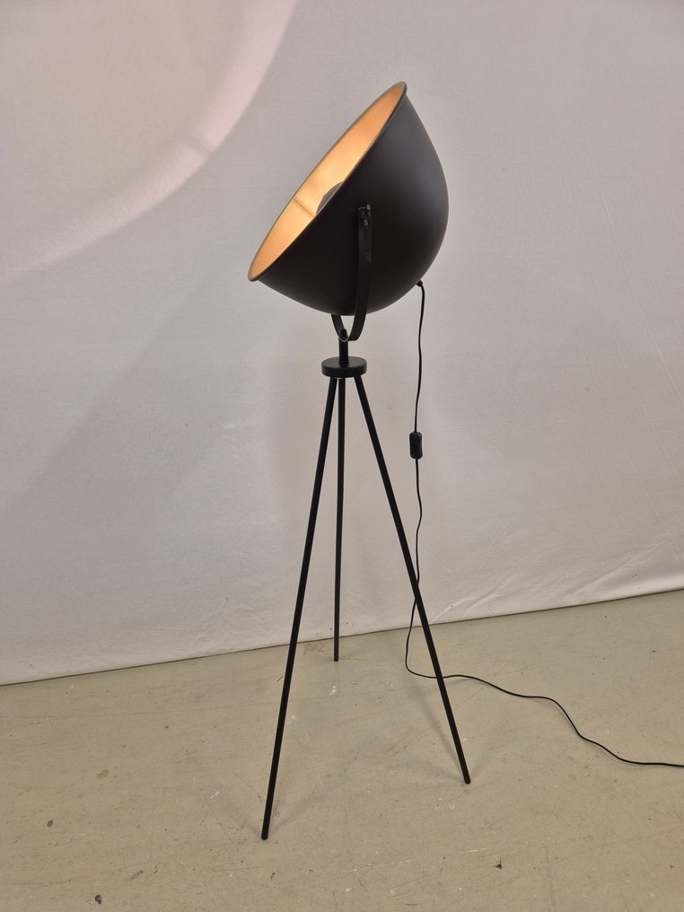 Dreibeinige Stehlampe - Metall, Eisen - Spotlight -Studio #1.0