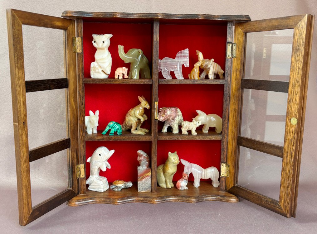 Tema-samling - Samling skurna mineral- och djurfigurer i låda. #1.0