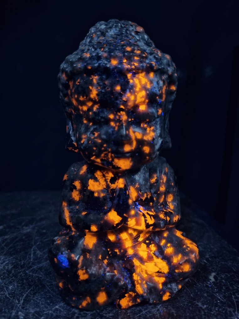 Μεγάλος Yooperlite βούδας, αντιδραστικός σε UV. - Ύψος: 149 mm - Πλάτος: 85 mm- 1064 g #1.0