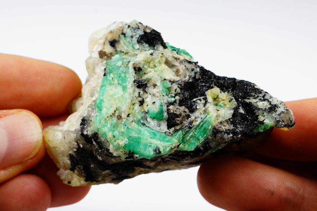 荧光祖母绿配黑碧玺——独特 无底价 - 高度: 7 cm - 宽度: 4.5 cm- 142 g #4.3