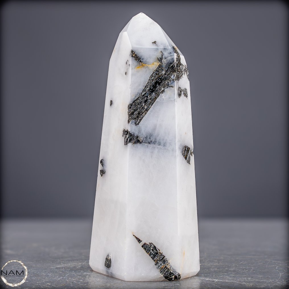 Φυσικός οβελίσκος από χαλαζία με μαύρο τουρμαλίνης. Εκφραστικό μοναδικό κομμάτι με χαρακτηριστική δομή.- 420.05 g #1.0