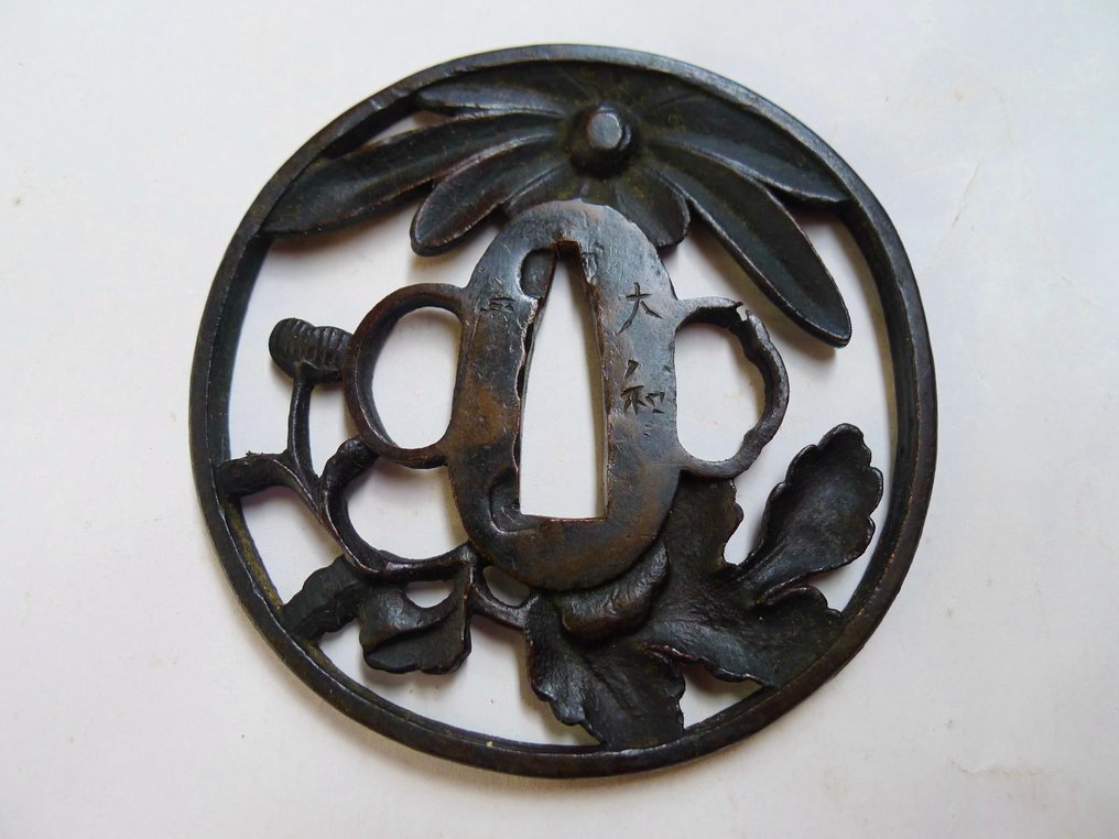 美丽的标志 宗近作“宗近”三条宗近——大和花叶图案透雕铁锉刀鞘 - 日本 - 江戶時代晚期 #1.0