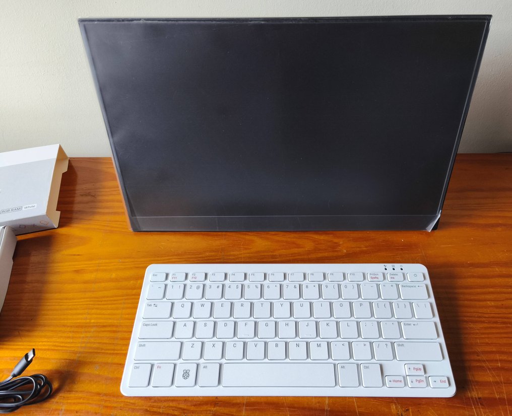 Raspberry Pi + Portable Display (Pi 500) - Computer (1) - Nella scatola originale #1.0