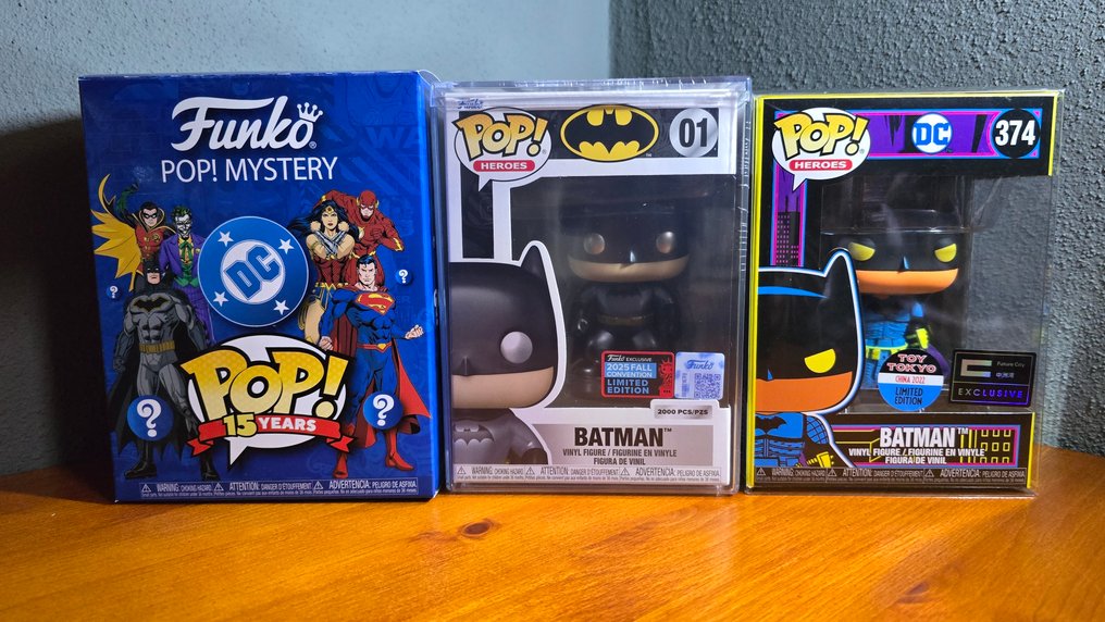 Funko - Funko Pop DC Comics – Batman #01 (Fall Convention 2025 Limited Edition) & Imperial Batman Blacklight #374 (Toy #1.0
