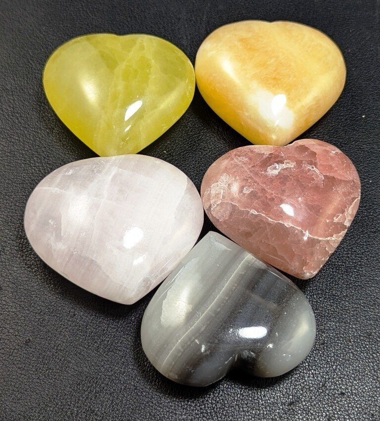 方解石、碧玉、亚马逊石、青金石、白云石、蛇纹石、玛瑙、红纹石、阿拉贡石和软玉 心形 - 高度: 59 mm - 宽度: 55 mm- 1653 g - (18) #4.3