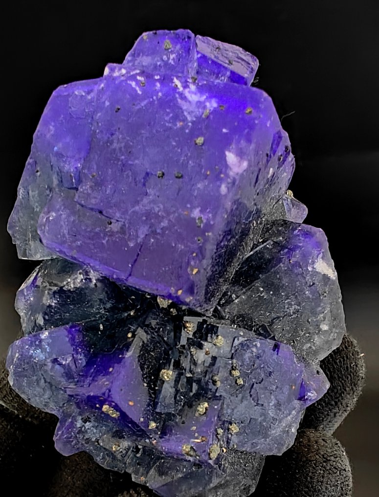 Purple green fluorite Fluorescent - Height: 8 cm - Width: 6 cm- 250 g #1.0