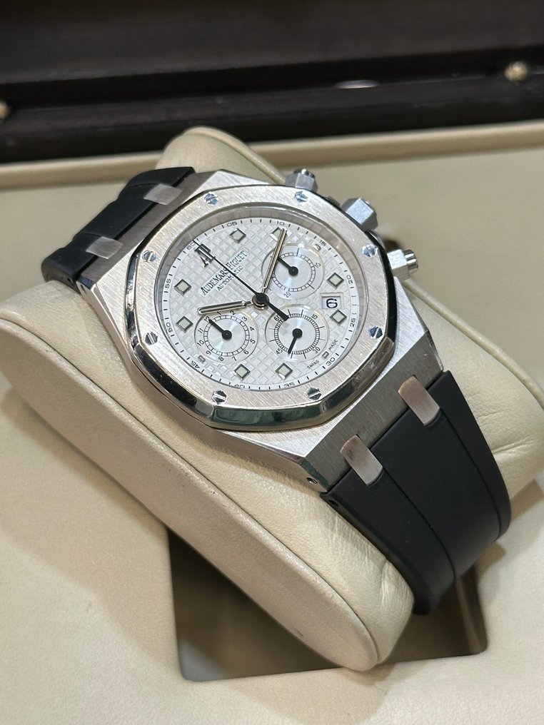 Audemars Piguet - Royal Oak Chronograph - 26022BC.OO.D002CR.01 - Herre - 2000-2010  #1.0