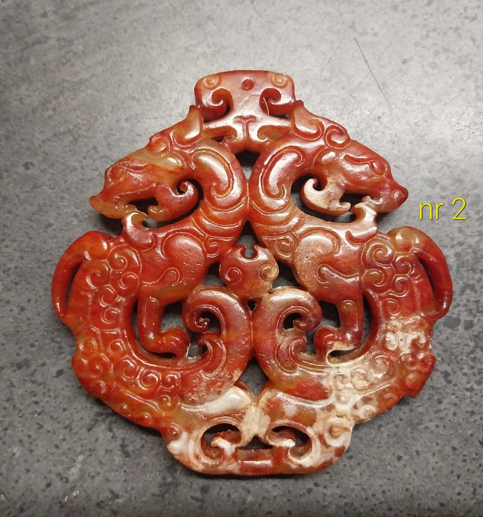 Thematische Sammlung - Fünf verschiedene östliche Amulette mit Bildern von Drachen und Phoenix. #3.2