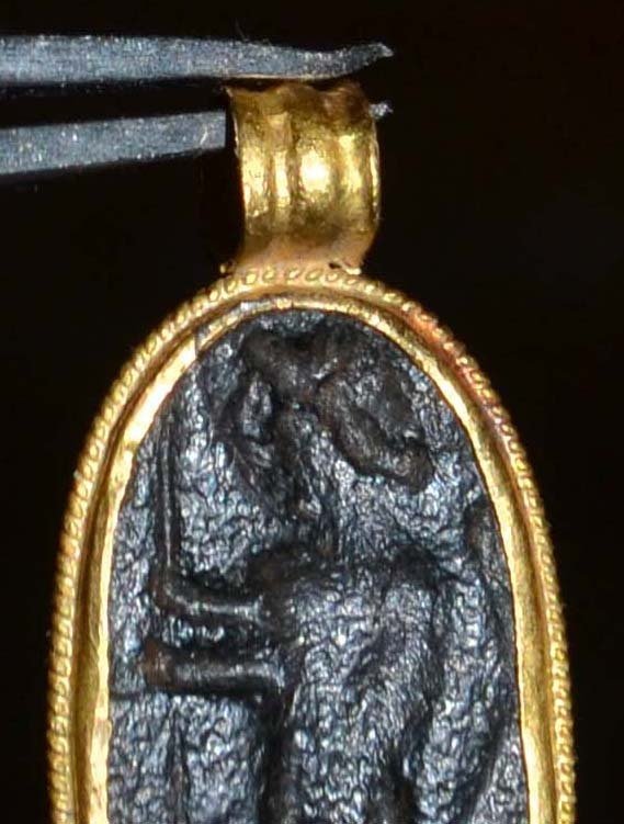 古羅馬帝國 金色 Pendant, 一件古老的高克拉金和青铜制成的椭圆形吊坠，边缘装饰着精致的细螺旋纹。 - 2.5 cm #1.0