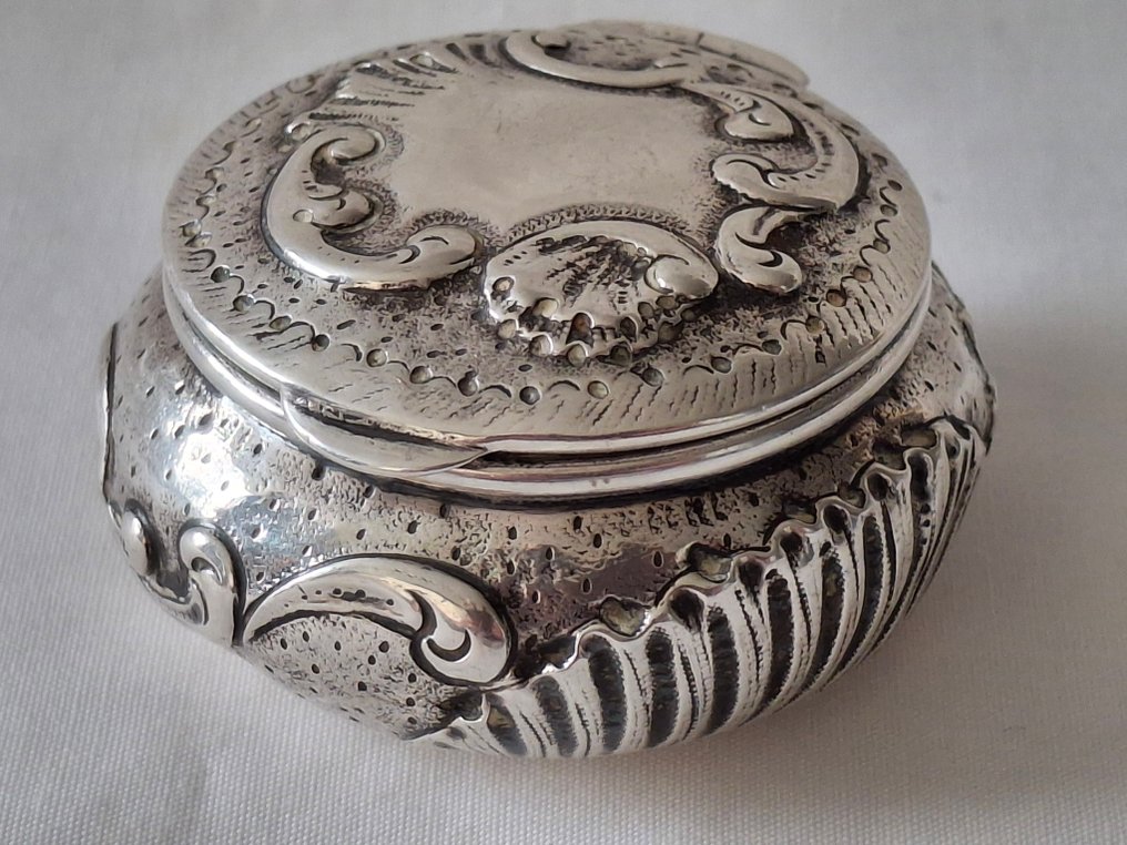 Snuff box - Snuff- or pill box, possibly from the late 18th century, in repoussé style originating from the - .925 silver - Snuff or pill box 18th #1.0