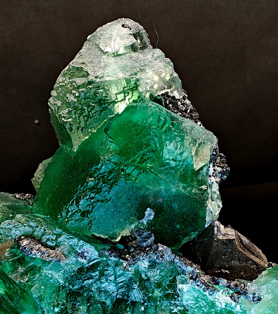 Χλωρίτης πράσινος σμαράγδι με Bournonite. Νέα ανακάλυψη - Ύψος: 10 cm - Πλάτος: 8 cm- 720 g #1.0