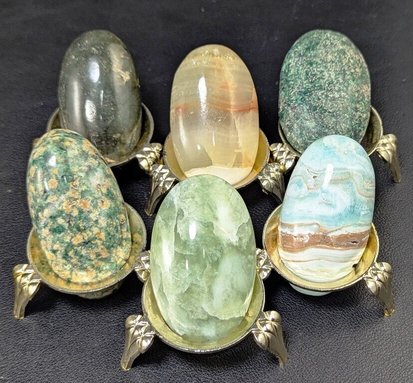 Ροδονεΐτης, Λεπιδολίτης, Νεφρίτης, Λάπις Λαζούλι, Αραγωνίτης, Όνυχας, Ασβεστόλιθος, Jasper και Παλμ Καμπόχονς - Ύψος: 58 mm - Πλάτος: 37 mm- 1545 g - (20) #3.2