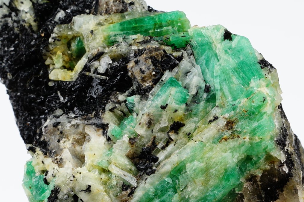 荧光祖母绿配黑碧玺——独特 无底价 - 高度: 7 cm - 宽度: 4.5 cm- 142 g #3.2