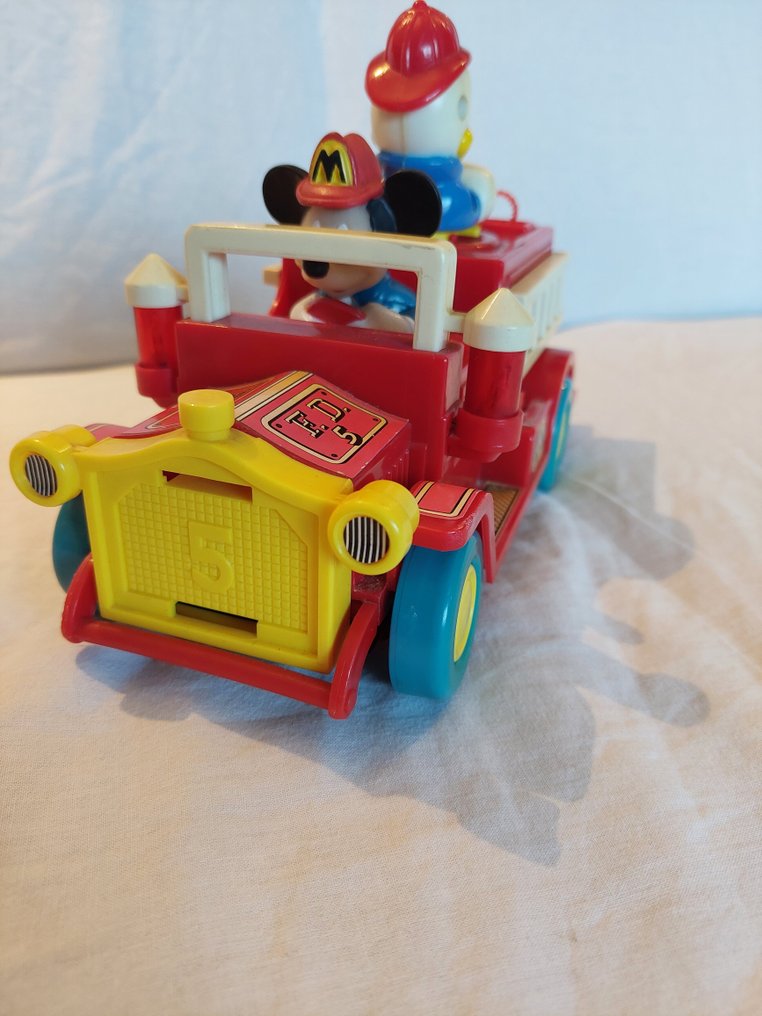 Illco  - Παιχνίδι φιγούρα Mickeys corn popper en brandweerauto - 1980-1990 - Κίνα #1.0