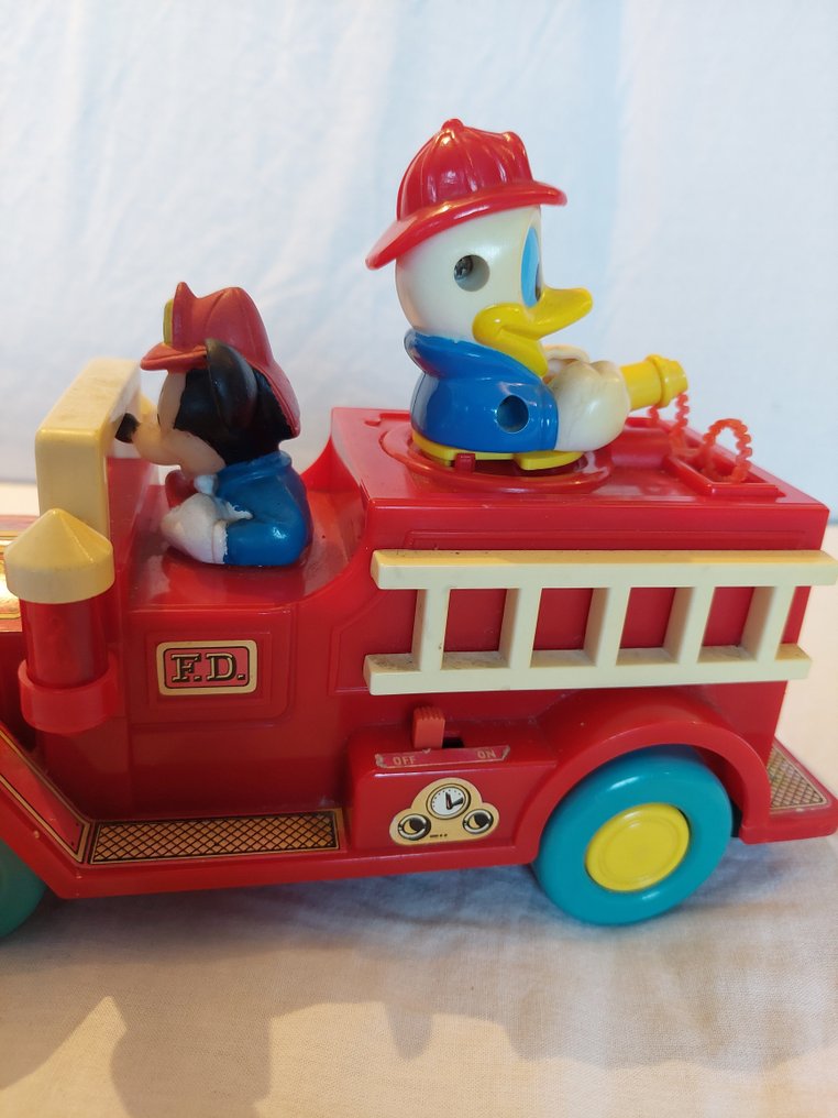 Illco  - Παιχνίδι φιγούρα Mickeys corn popper en brandweerauto - 1980-1990 - Κίνα #2.1