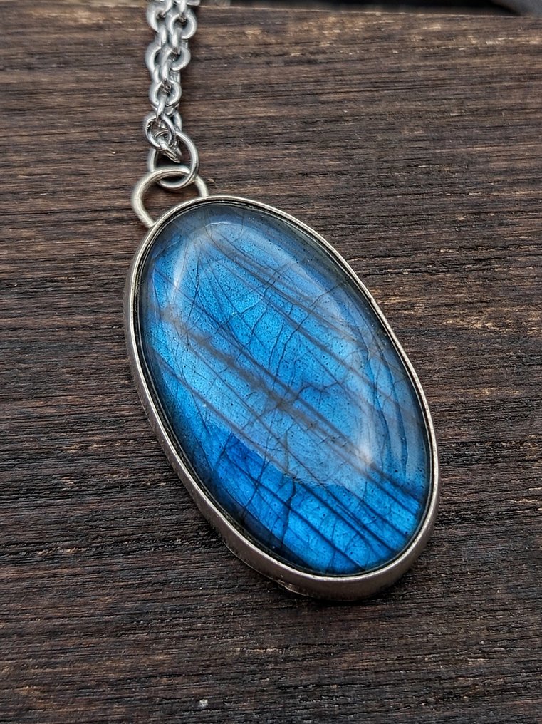 Håndlaget smykke 'Mistico' i sølv 925 med blå Labradorite av topp kvalitet. - Høyde: 37 mm - Bredde: 17 mm- 12.5 g - (1) #2.1