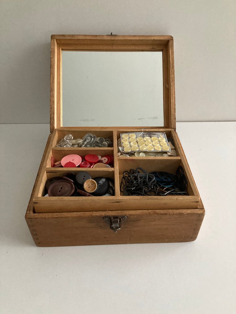 Thematische Sammlung - Schöne Sammlung antiker, retro- und vintage-Knöpfe in Juwelendoos #1.0