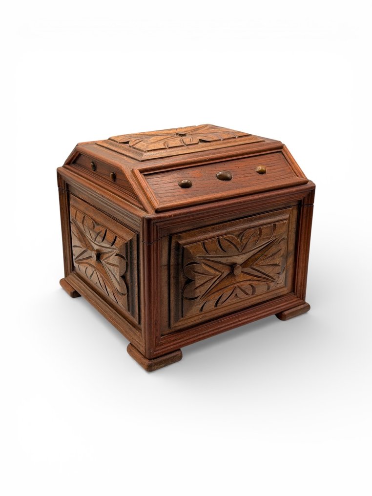 Kasse - Relieffer - Eik - Incrustasjoner #1.0