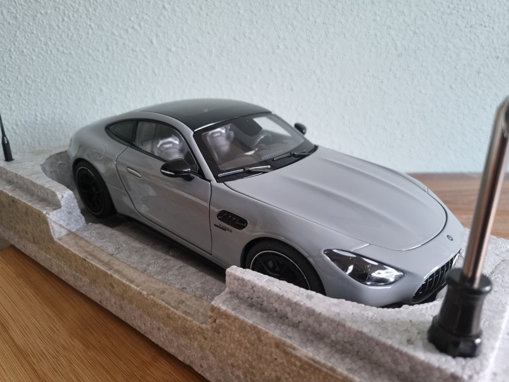 NZG 1:18 - Modellbil - Mercedes AMG GT-43 - 1:18 Alpin Grey #4.3