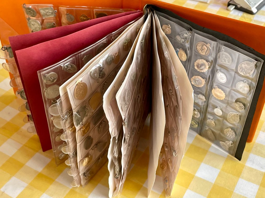 Συλλογή περίπου 450 αγίων μενταγιόν. (450) - Αντίκες - Μέταλλο, Gold plated, Επάργυρο, Σμάλτο - 1850-1900 #1.0