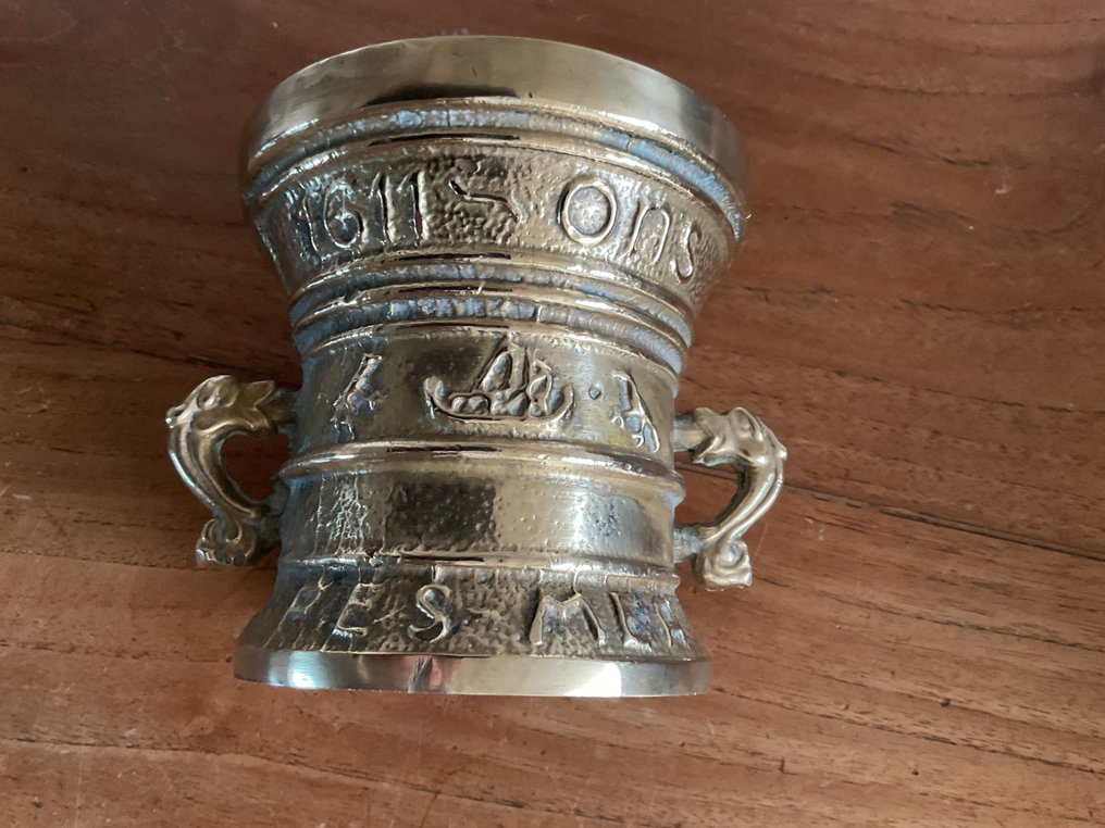 研钵和研杵 -  重型铜制药剂师研钵带杵——装饰性——铭文1595年和1611年 - 黄铜色, 黄铜 #4.3