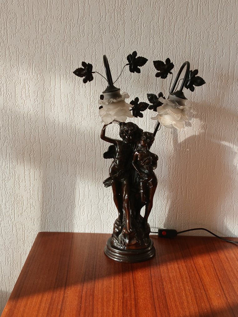 After Auguste Moreau - Επιτραπέζιο φωτιστικό - Νεαροί αγαπημένοι - Γυαλί, Μέταλλο, Polystone #1.0