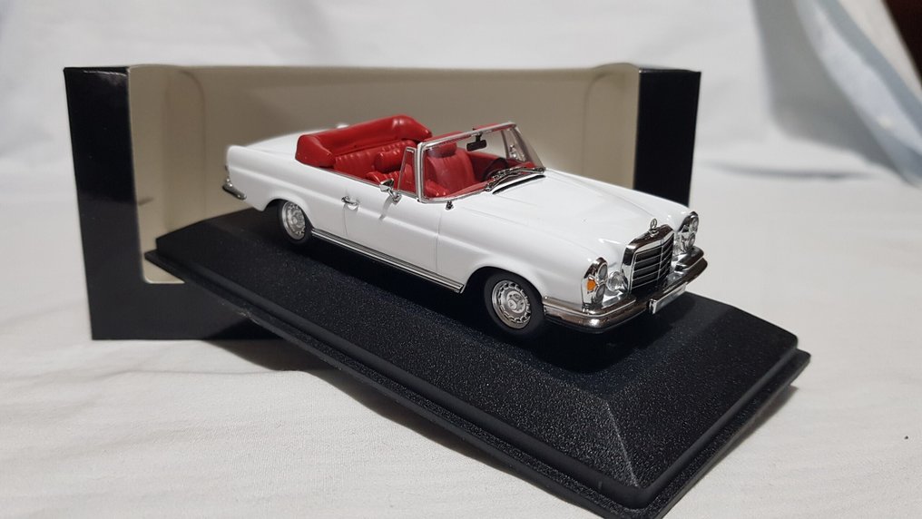 Minichamps 1:43 - Modelauto (2) - Mercedes-Benz 280 SE 3.5 Cabriolet #2.1