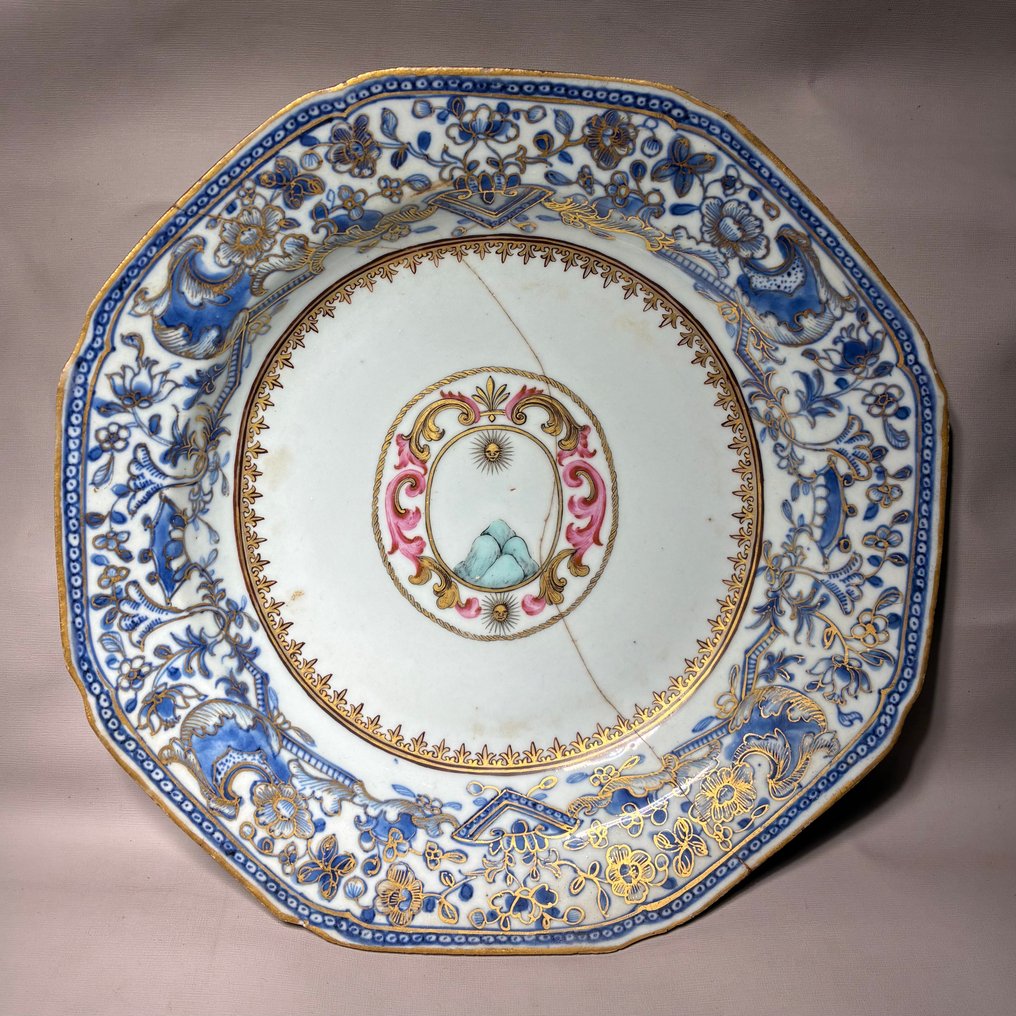 Πιάτο με θυρεό - Έμβλημα οικογένειας Sunnybank (Πωλείται χωρίς ελάχιστη τιμή). - Πορσελάνη - Κίνα - Qianlong (1736-1795) #1.0