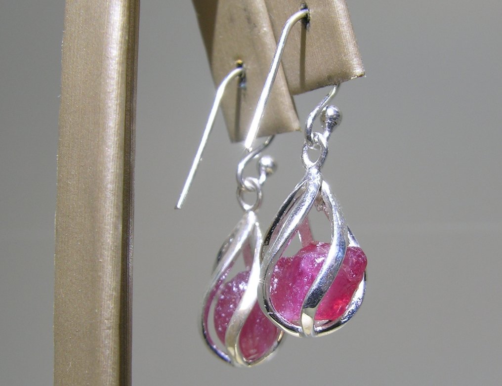 Ruby Earrings - Height: 30 mm - Width: 10 mm- 4.29 g - (2) #3.2