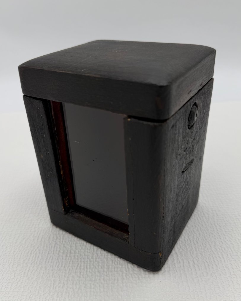 櫥櫃 - 各种木材、玻璃等材料。 - 保护套用于旅行闹钟 #1.0