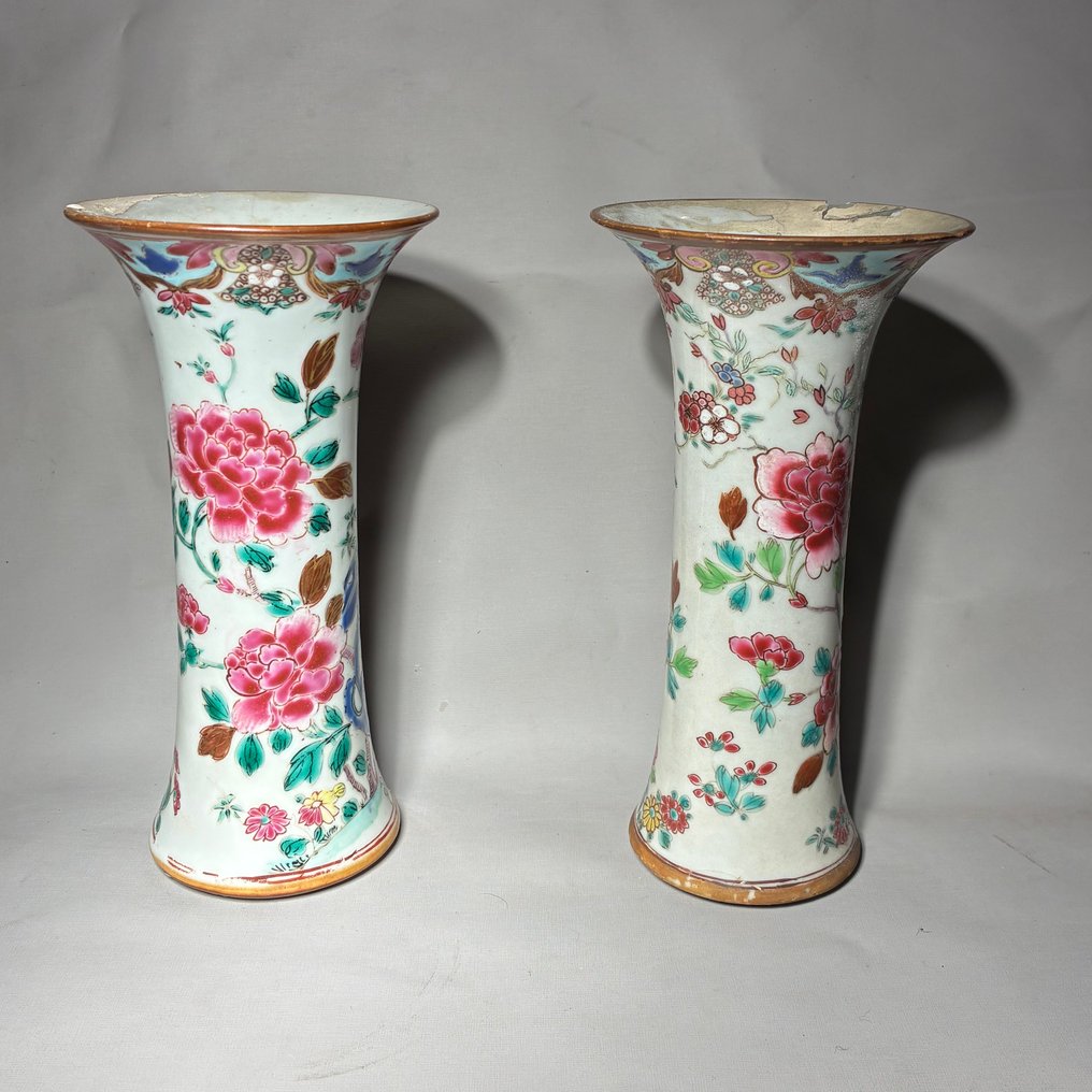 Ζεύγος κορινέ βάζων με διακόσμηση λουλουδιών (Πωλείται χωρίς τιμή εκκρεμούς) - Πορσελάνη - Κίνα - Yongzheng (1723-1735) #1.0