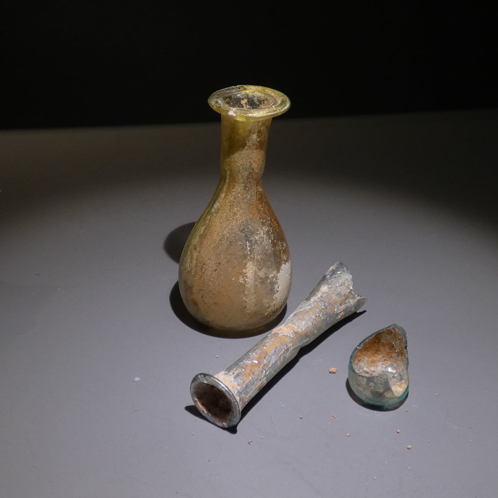 Romersk antik Glas 2 flasker. 7 cm høj. 1. - 2. århundrede e.Kr. (Ingen mindstepris) #4.3