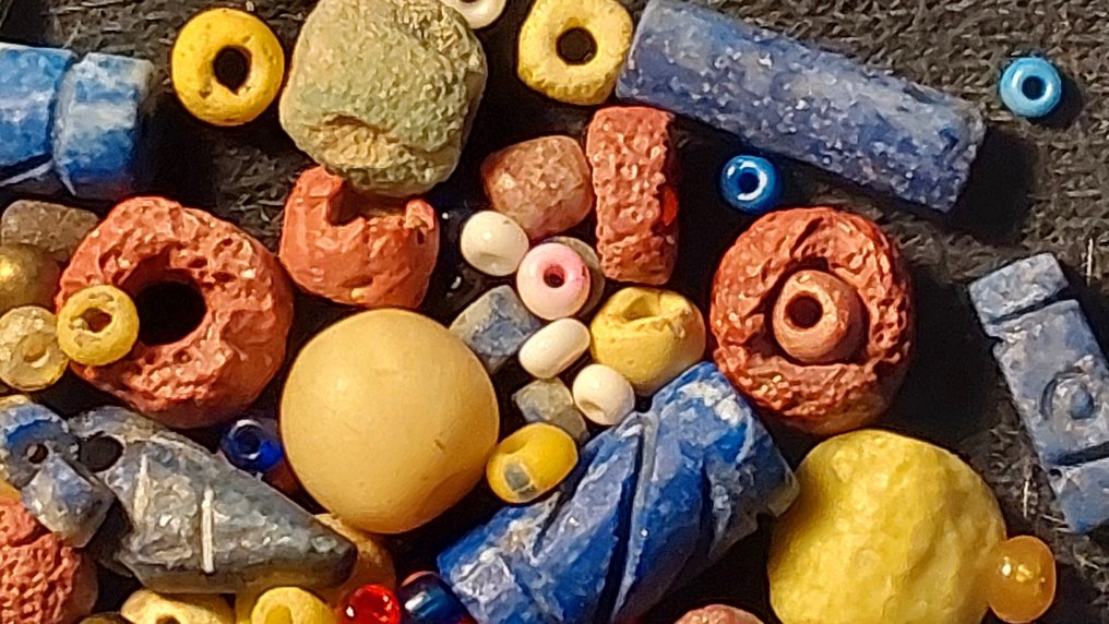 Από την αρχαία Αίγυπτο στη Ρωμαϊκή εποχή. Γυαλί Πάνω από 100 αρχαίες χάντρες.  (χωρίς τιμή ασφαλείας) #4.3