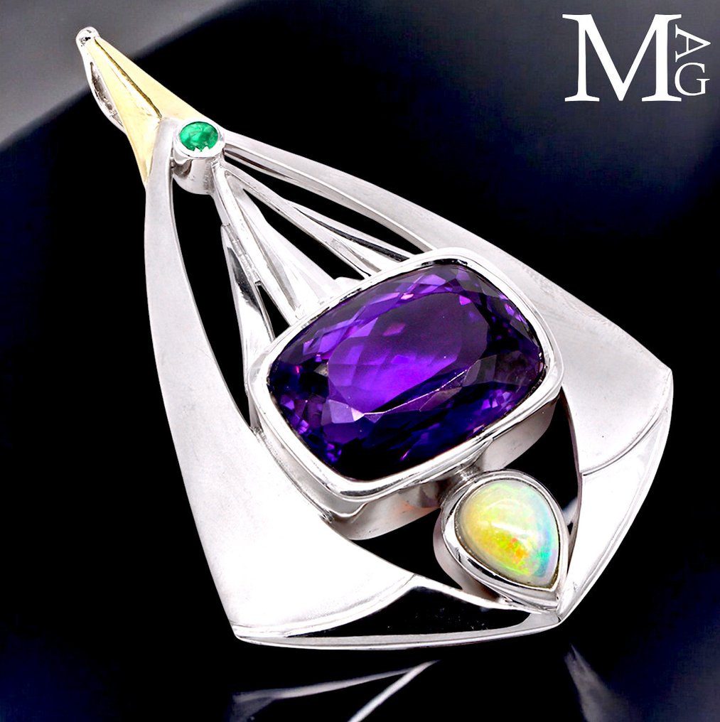 Μενταγιόν με σύγχρονο σχέδιο σε ασημένιο, με σμαράγδι, αμέθυστο και όπλα. - Ύψος: 71 mm - Πλάτος: 45.5 mm- 37 g #1.0