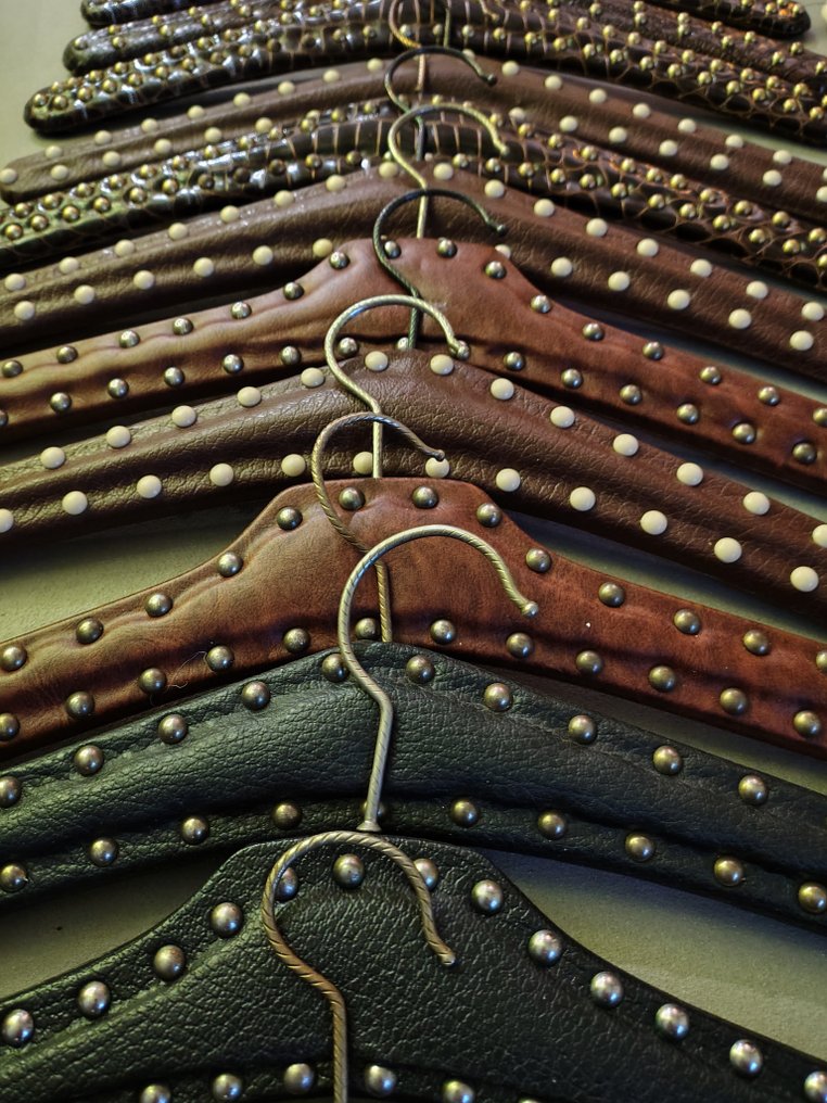 衣帽架 - skai：人造革或皮革
staal：钢 - 未知 - 28个衣架  (没有保留价) #4.3