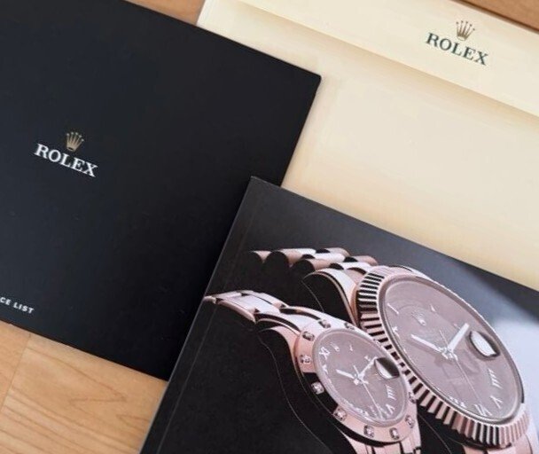 ROLEX – Conjunto de Catálogo de Relógios e Lista de Preços – Coleção 2010 – Envelope Original #4.3