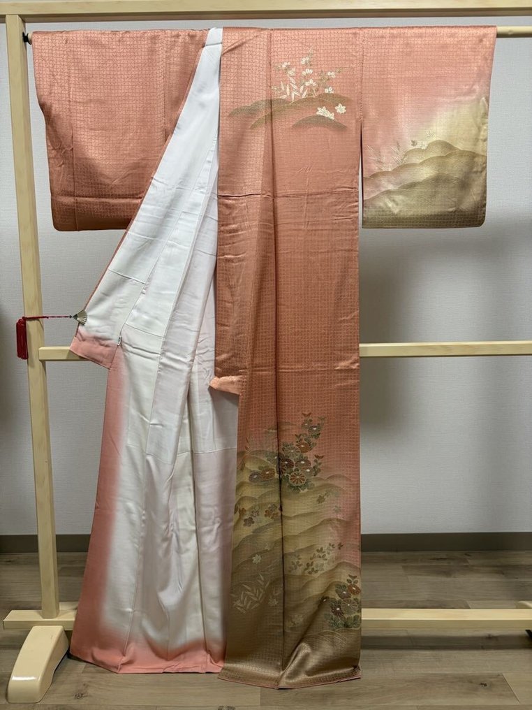 Ιαπωνικό κιμονό από ατόφιο μετάξι με μοτίβο χρυσάνθεμου, χρυσά στοιχεία, απαλό ροζ, Takashimaya - Μετάξι - Ιαπωνία - 1900-2000 #1.0