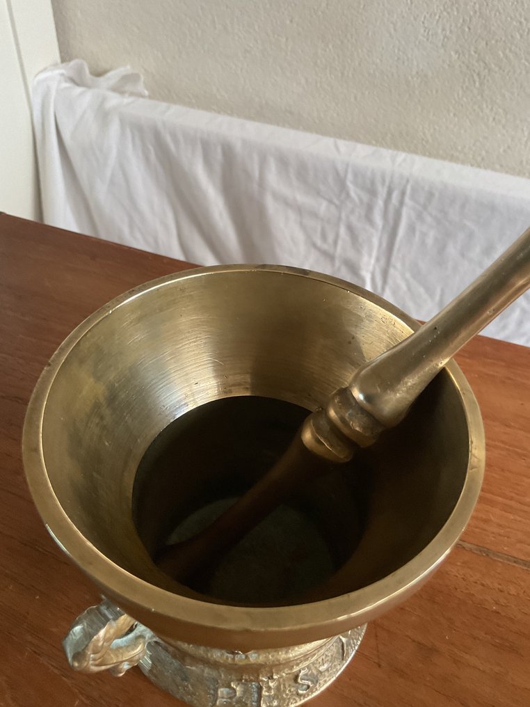 研钵和研杵 -  重型铜制药剂师研钵带杵——装饰性——铭文1595年和1611年 - 黄铜色, 黄铜 #3.2