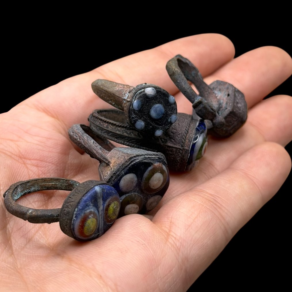 中世纪后期 黄铜色, 一组五个 戒指 - 马赛克玻璃粘合剂戒指  (没有保留价) #3.2