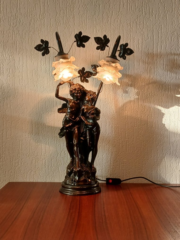 After Auguste Moreau - Επιτραπέζιο φωτιστικό - Νεαροί αγαπημένοι - Γυαλί, Μέταλλο, Polystone #1.0