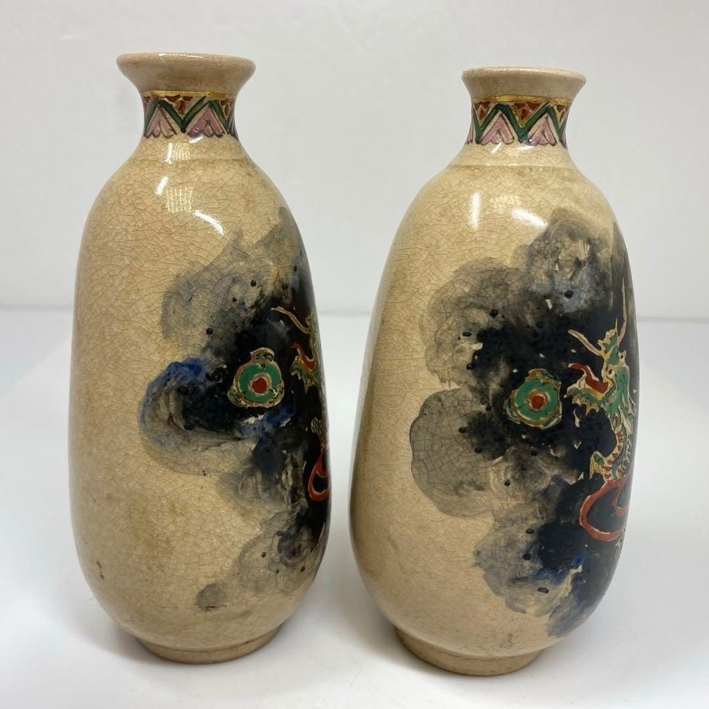 Ζευγάρι μπουκαλιών σακέ (Tokkuri) 薩摩焼 (Satsuma ware) — Μοτίβο Δράκου, Ιαπωνία - Κεραμικό - Ιαπωνία - Μεταίχμιο Μεϊζίου – Ταϊσίου (περίπου τέλη 19ου – αρχές 20ού αιώνα) #4.3