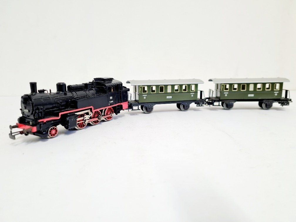 Märklin H0 - 3095-4040 - Locomotora-ténder (3) - BR 74 lleva 2 vagones de pasajeros. - DB #1.0